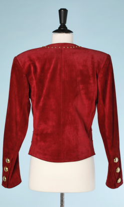 nA6104-Veste-en-daim-rouge-clouté-or-et-boutons-or-YSL-t36-01