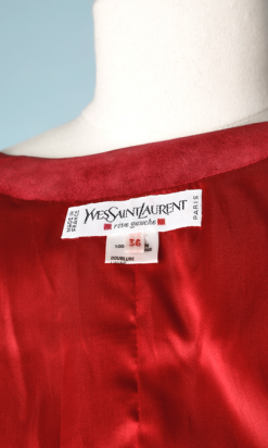 nA6104-Veste-en-daim-rouge-clouté-or-et-boutons-or-YSL-t36-01