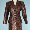 nA6123-Tailleur-jupe-et-Veste-en-soie-brochée-lamée-cuivre-et-taches-noires-t38-01
