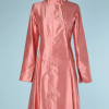 nA6128-Robe-Manteau-en-soie-rose-boutons-boules-nacrés-Chanel-N°78586-T36