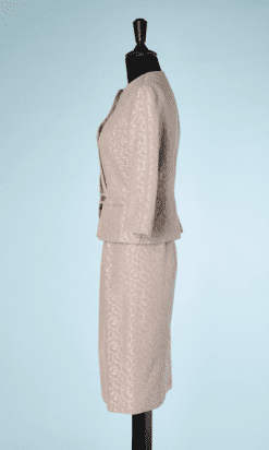 na6444-Tailleur-Robe-et-Veste-1950-60-rose-et-taupe-broché-de-plumes-t36-01
