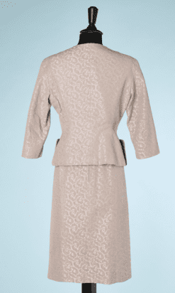 na6444-Tailleur-Robe-et-Veste-1950-60-rose-et-taupe-broché-de-plumes-t36-01