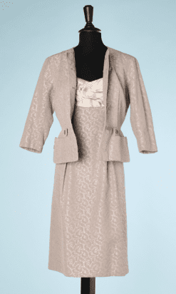 na6444-Tailleur-Robe-et-Veste-1950-60-rose-et-taupe-broché-de-plumes-t36-01