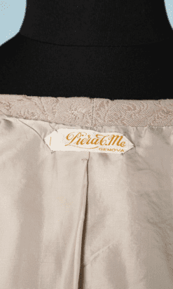 na6444-Tailleur-Robe-et-Veste-1950-60-rose-et-taupe-broché-de-plumes-t36-01