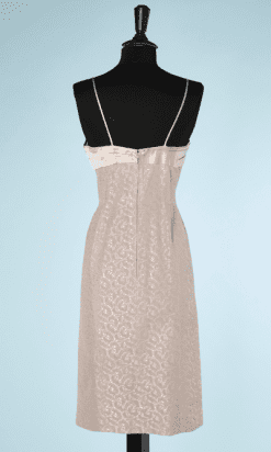 na6444-Tailleur-Robe-et-Veste-1950-60-rose-et-taupe-broché-de-plumes-t36-01
