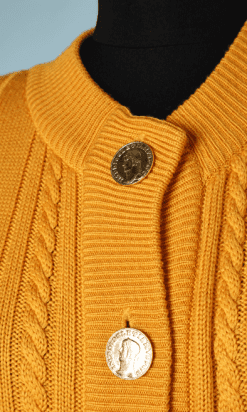 na-6530-Gilet-en-tricot-jaune-torsades-YSL-t38-01