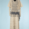 na6574-Robe-1920-en-dentelle-ivoire-ceinture-en-velours-bleu-t40-01