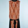 na8803-Robe-1925-en-crêpe-orange-imprimé-de-losanges-et-carreaux-imprimés-de-petits-motifs-et-crêpe-noir-noué-t44-46-01