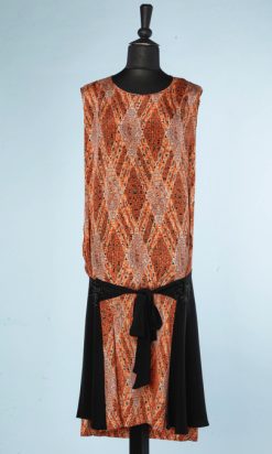na8803-Robe-1925-en-crêpe-orange-imprimé-de-losanges-et-carreaux-imprimés-de-petits-motifs-et-crêpe-noir-noué-t44-46-01