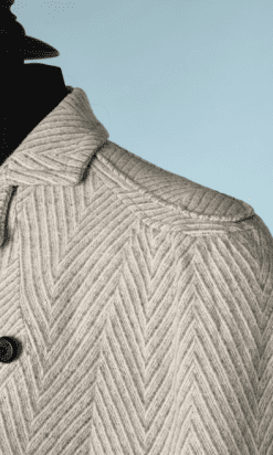 na6716-Manteau-1930-40-en-lainnage-à-chevrons-gris-et-blanc-triple-boutonnage-t38-40-01