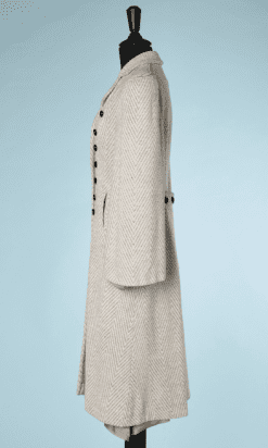 na6716-Manteau-1930-40-en-lainnage-à-chevrons-gris-et-blanc-triple-boutonnage-t38-40-01
