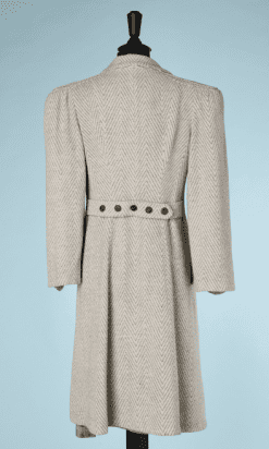 na6716-Manteau-1930-40-en-lainnage-à-chevrons-gris-et-blanc-triple-boutonnage-t38-40-01