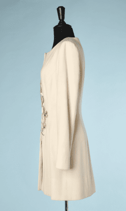 na6719-Veste-en-crêpe-de-soie-écrue-brodée-de-perles-de-soie-blanches-et-points-noeud-jaune-Lecoanet-Hémant-t38-01