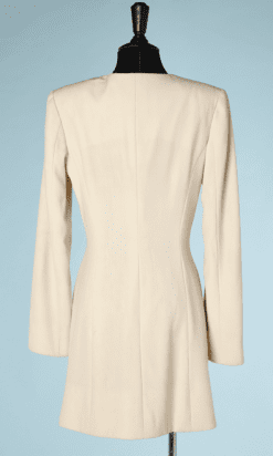 na6719-Veste-en-crêpe-de-soie-écrue-brodée-de-perles-de-soie-blanches-et-points-noeud-jaune-Lecoanet-Hémant-t38-01