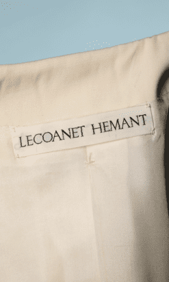 na6719-Veste-en-crêpe-de-soie-écrue-brodée-de-perles-de-soie-blanches-et-points-noeud-jaune-Lecoanet-Hémant-t38-01