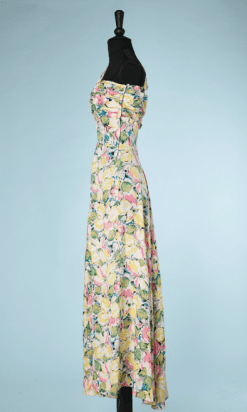 na6727-Robe-longue-1930-bustier-plissé-1-bretelle-en-travers-imprimé-fleurs-et-feuilles-t34-36-01