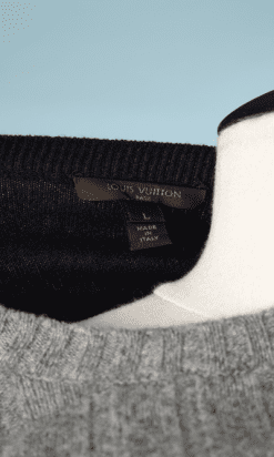 nA8051-Robe-Pull-en-lainage-gris-noir-poches-kaki-Louis-Vuitton-t40-42-01