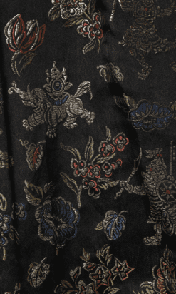 nA8112-Manteau-en-satin-noir-et-brocard-rouge-bleu-et-or-col-et-parements-en-fourrure-t40-01