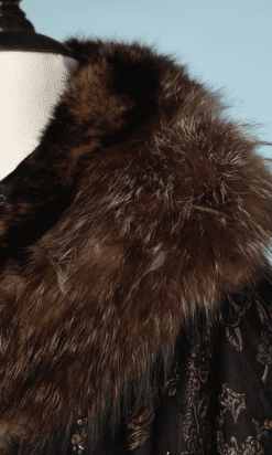 nA8112-Manteau-en-satin-noir-et-brocard-rouge-bleu-et-or-col-et-parements-en-fourrure-t40-01