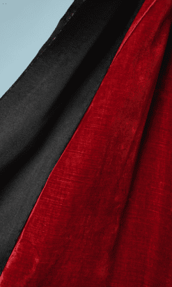 nA8112-Manteau-en-satin-noir-et-brocard-rouge-bleu-et-or-col-et-parements-en-fourrure-t40-01