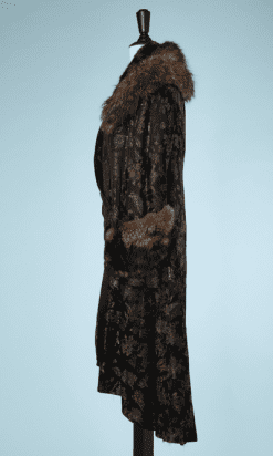 nA8112-Manteau-en-satin-noir-et-brocard-rouge-bleu-et-or-col-et-parements-en-fourrure-t40-01