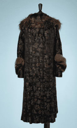 nA8112-Manteau-en-satin-noir-et-brocard-rouge-bleu-et-or-col-et-parements-en-fourrure-t40-01