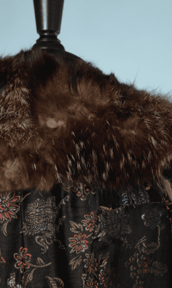 nA8112-Manteau-en-satin-noir-et-brocard-rouge-bleu-et-or-col-et-parements-en-fourrure-t40-01