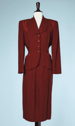 nA8114-Tailleur-1940-en-lainage-à-carreaux-rouges-et-noirs-t36-01