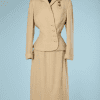 nA8115-Tailleur-1940-en-lainage-écru-Veste-croisée-en-biais-patte-sur-col-perlée-or-Novi-t36-38-01