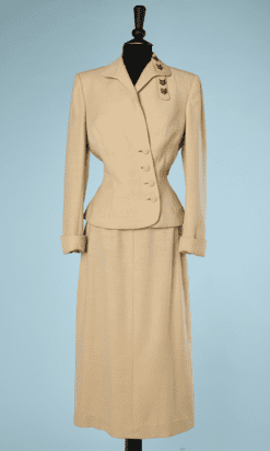 nA8115-Tailleur-1940-en-lainage-écru-Veste-croisée-en-biais-patte-sur-col-perlée-or-Novi-t36-38-01