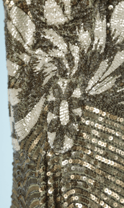 nA8130-Robe-1925-en-voile-de-coton-vert-brodée-de-paillettes-or-et-perles-blanches-t38-40-01