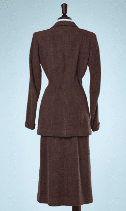 nA8144-Tailleur-1940-en-lainage-tissé-à-rayures-grises-et-marron-Maggy-Rouff-n°-45547-t34-01