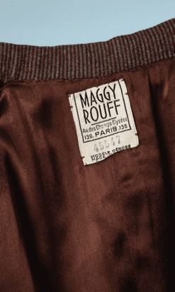 nA8144-Tailleur-1940-en-lainage-tissé-à-rayures-grises-et-marron-Maggy-Rouff-n°-45547-t34-01