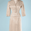 nA8168-Tailleur-1940-50-en-satin-écru-jacquard-de-coeurs-ivoire-boutons-en-strass-t34-36-01