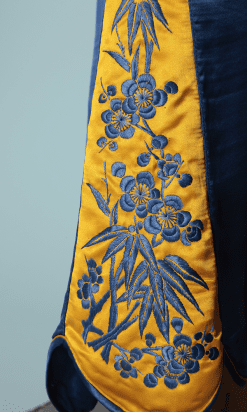 n3687_pyjama_soie_bleu_brode_jaune_1930_taille40_pic001