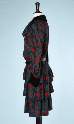 nA8369-Robe-1970-en-lainage-carreaux-et-dessins-cachemire-Saint-Laurent-T36-01