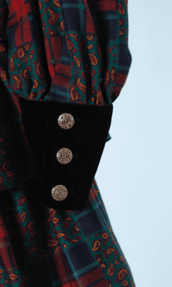 nA8369-Robe-1970-en-lainage-carreaux-et-dessins-cachemire-Saint-Laurent-T36-01