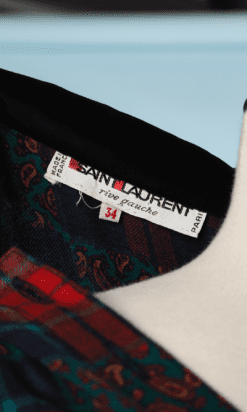 nA8369-Robe-1970-en-lainage-carreaux-et-dessins-cachemire-Saint-Laurent-T36-01