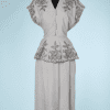 nA8492-Tailleur-1950-en-lin-gris-brodée-ajouré-T34-01