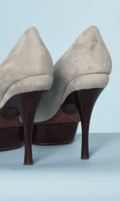 nA8503-paire-descarpins-nina-Ricci-en-daim-gris-noeud-en-laine-talons-10cm-t385-01