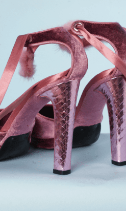 nA8514-Paire-descarpins-Gucci-en-cuir-python-et-velours-rose-t375-01