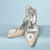 nA8520-Paires-descarpins-Chanel-en-cuir-beige-et-camélia-blanc-t-01