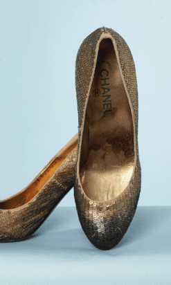 nA8522-Paire-descapins-en-cuir-Chanel-brodées-de-paillettes-or-et-noir-t40-01