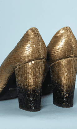 nA8522-Paire-descapins-en-cuir-Chanel-brodées-de-paillettes-or-et-noir-t40-01