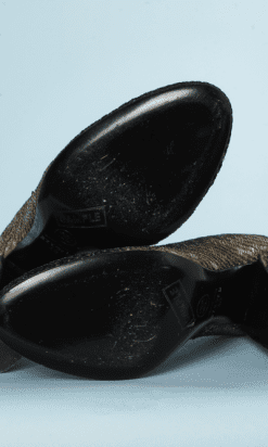 nA8522-Paire-descapins-en-cuir-Chanel-brodées-de-paillettes-or-et-noir-t40-01