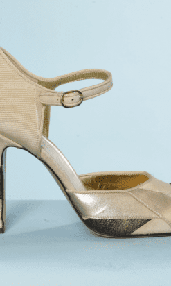 nA8525-Paire-descarpins-Chanel-en-cuirbeige-vieil-or-et-or-t40-01