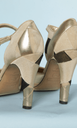 nA8525-Paire-descarpins-Chanel-en-cuirbeige-vieil-or-et-or-t40-01