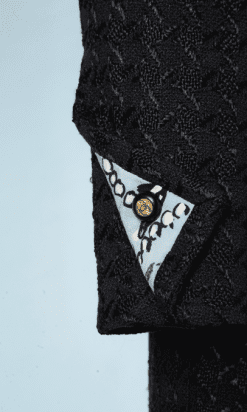 A8586-Tailleur-3-pièces-Chanel-en-lainage-tissé-noir-et-soie-bleue-imprimée-t34-36