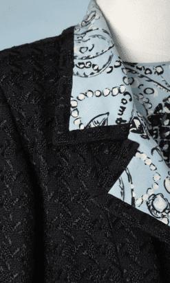 A8586-Tailleur-3-pièces-Chanel-en-lainage-tissé-noir-et-soie-bleue-imprimée-t34-36