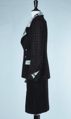 A8586-Tailleur-3-pièces-Chanel-en-lainage-tissé-noir-et-soie-bleue-imprimée-t34-36